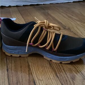 NWT Skora Sz 8 Brown and black trail track shoes, suede trim, with treads